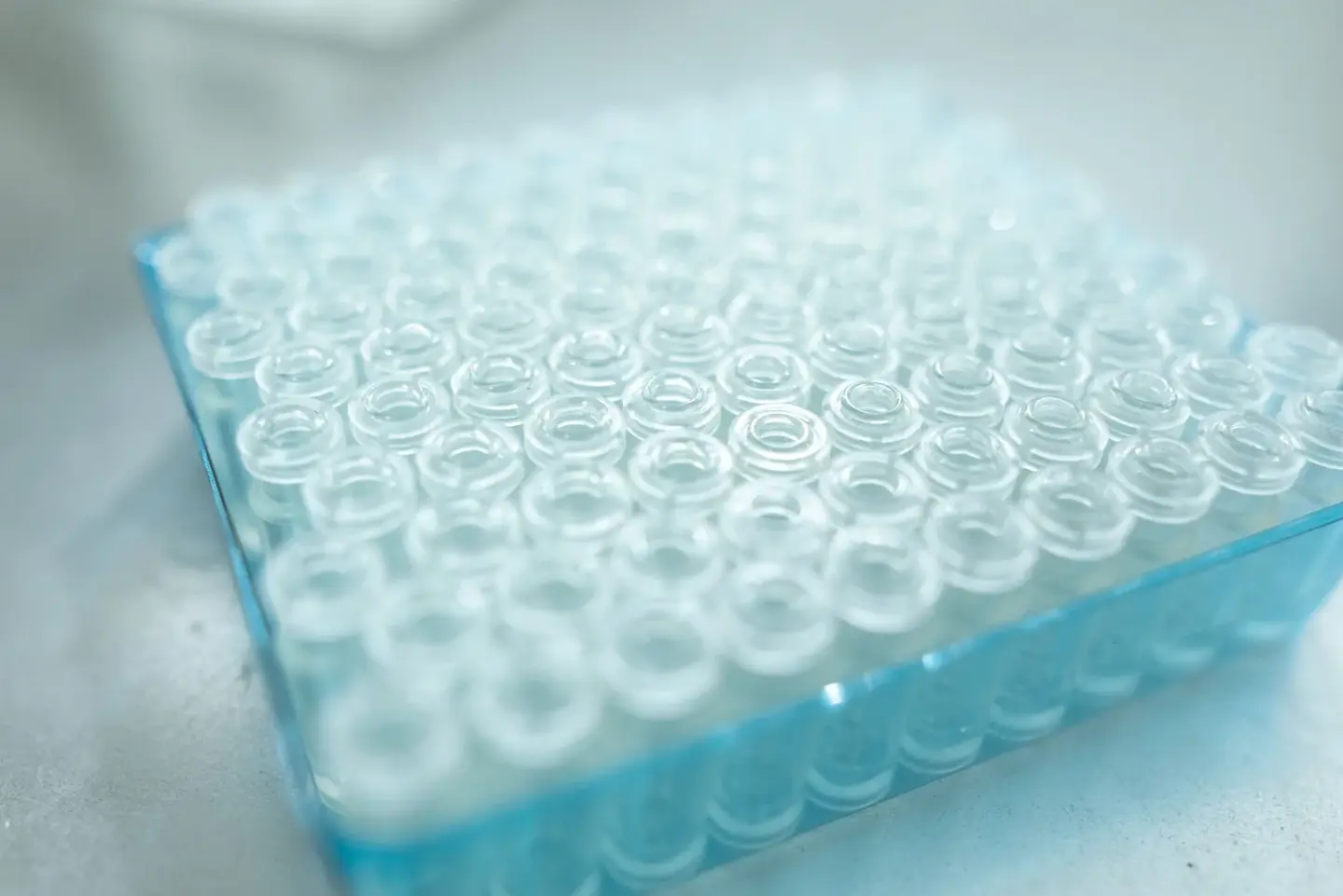 Laboratory analysis under controlled conditions